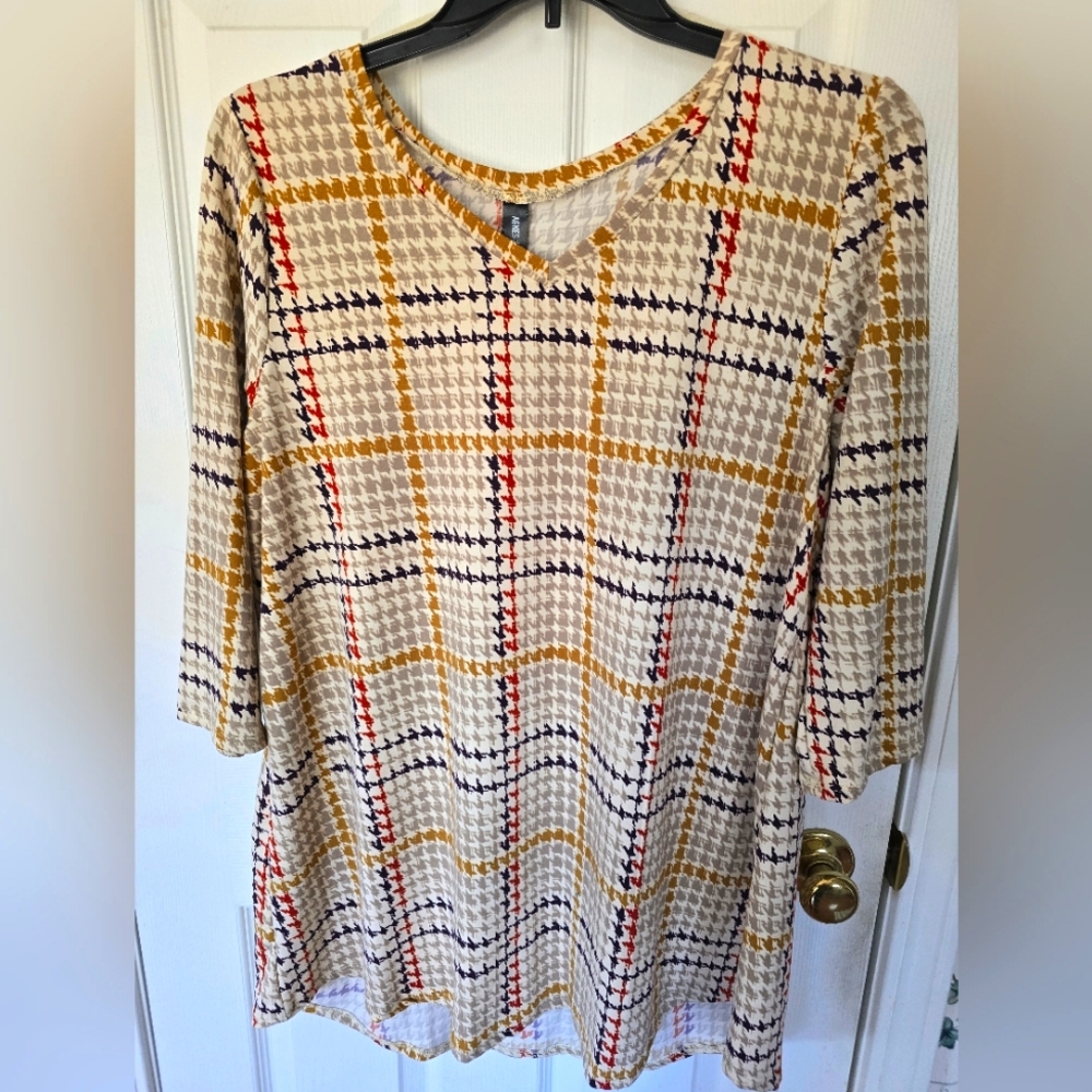 NWT- Agnes&Dora 3/4 Sleeve Vneck Everyday Tee